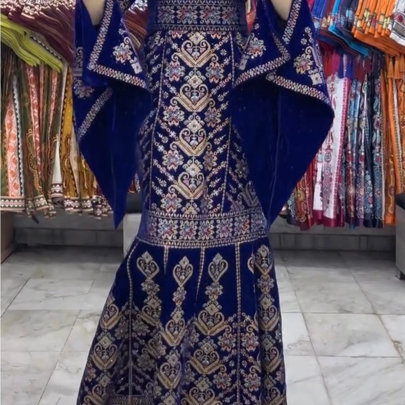 Royal velvet thoub embroidered with belt - Picture 2 of 8